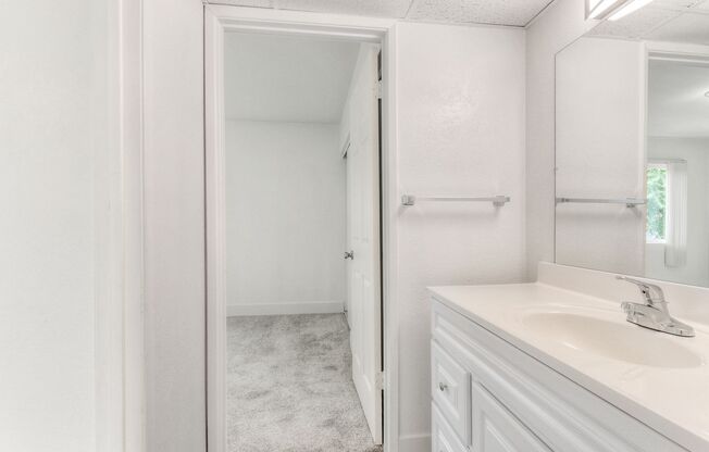 1 bed, 1 bath, 463 sqft, $1,300, Unit B10