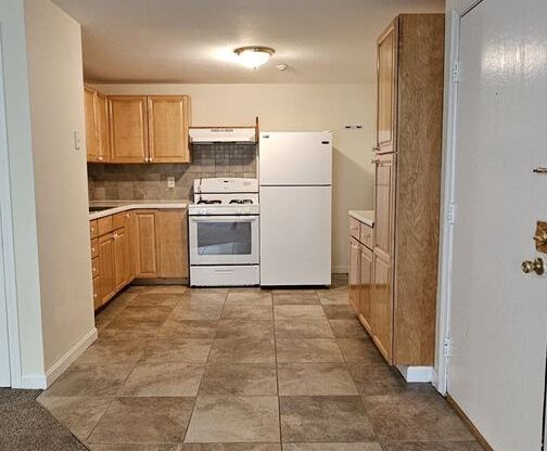 2 beds, 1 bath, $2,100, Unit 18