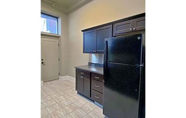 1 bed, 1 bath, 1,043 sqft, $1,250, Unit 911