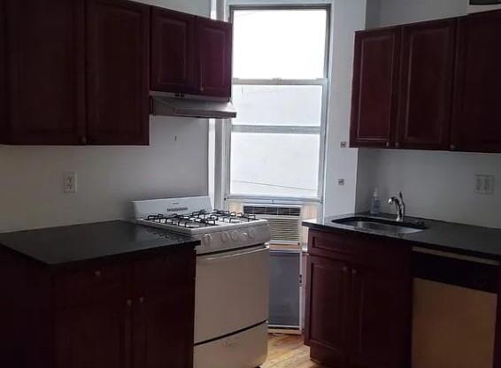 208 E 7 ST