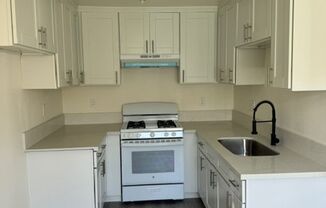 2 beds, 1 bath, $2,295, Unit 14923-04