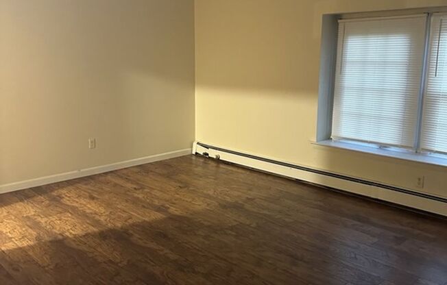 1 bed, 1 bath, 750 sqft, $1,200, Unit 8