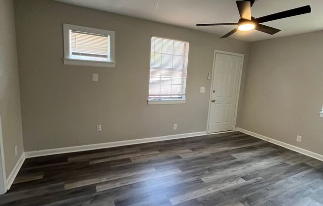 2 Bedroom/ 1 Bathroom Duplex in Hermitage