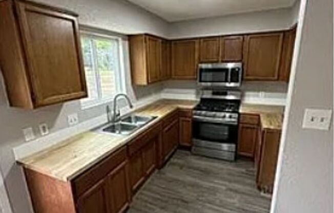 Renovated 4 bedroom 2 bathroom single family home in Colony Park