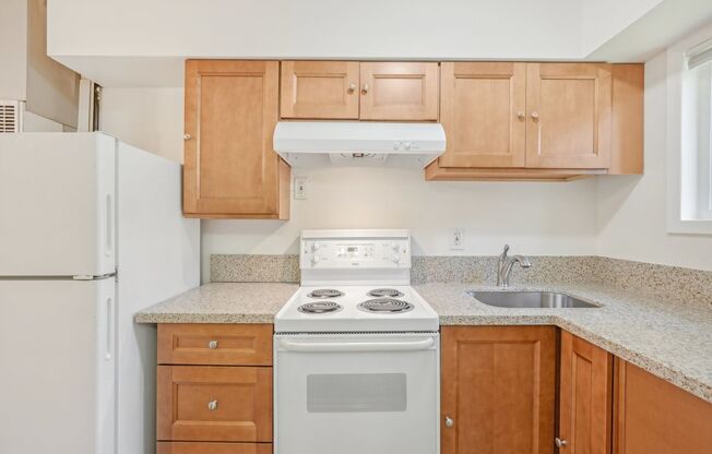 Studio, 1 bath, 200 sqft, $995, Unit 06