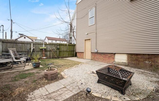 716-716A-718 E Pearson St