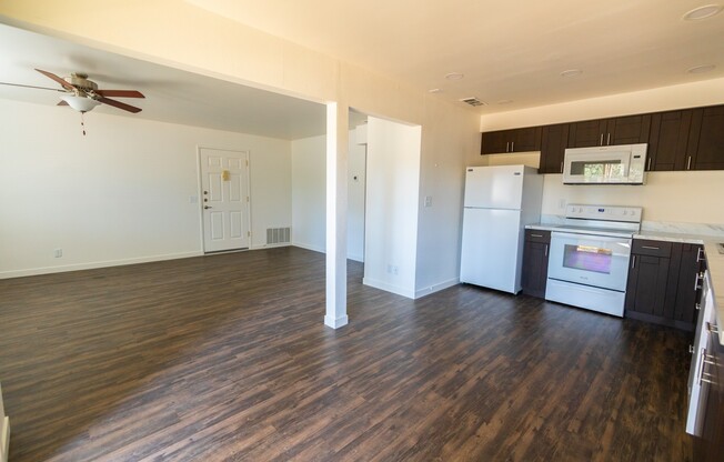 2 beds, 1 bath, 900 sqft, $1,440, Unit 08