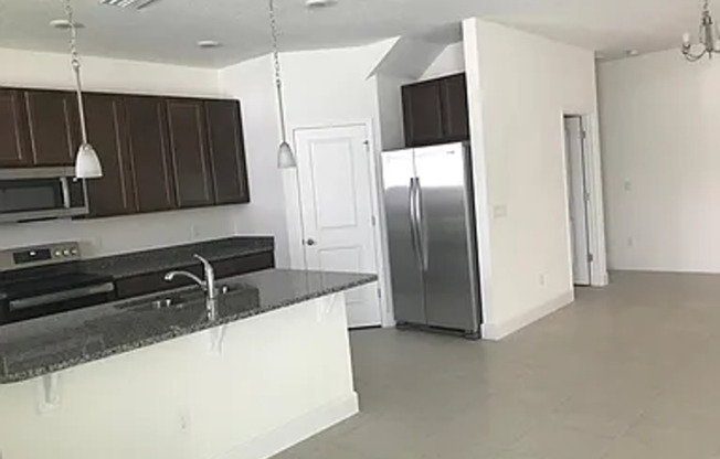 Spacious 3-Bedroom Townhouse in Grandview at Lake Wildmere