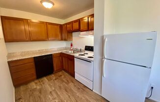 2 beds, 1 bath, $1,295, Unit 16