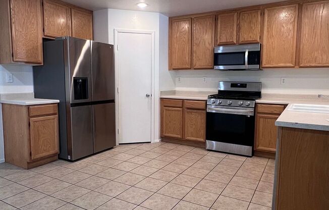 MOVE IN TODAY! 3 bed 2.5 bath home in the Southwest part of Las Vegas!