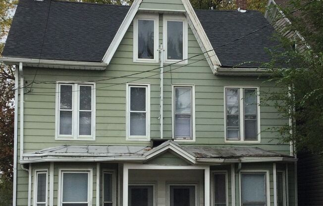 3 Bedroom, 2 1/2  Bathroom half duplex, $1100 mo - Available September