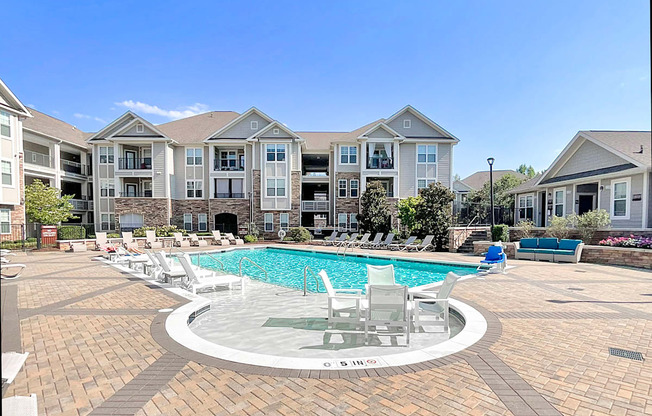 Saltwater pool with sun shelf and Wi-Fi