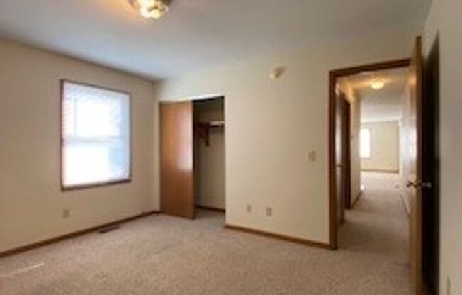 2 beds, 1 bath, $895, Unit APT. 2