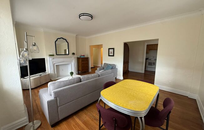 2 beds, 2 baths, 1,303 sqft, $3,000, Unit New King Edward  402