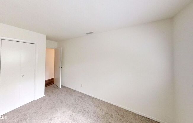 Beautifully updated, Thousand Oaks 4 + 2 single story home