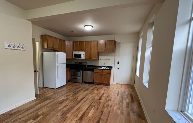 Impressive and Amazing (2) Bedroom Duplex Up Apartment in Bucktown