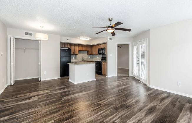 2 beds, 1 bath, 940 sqft, $1,665