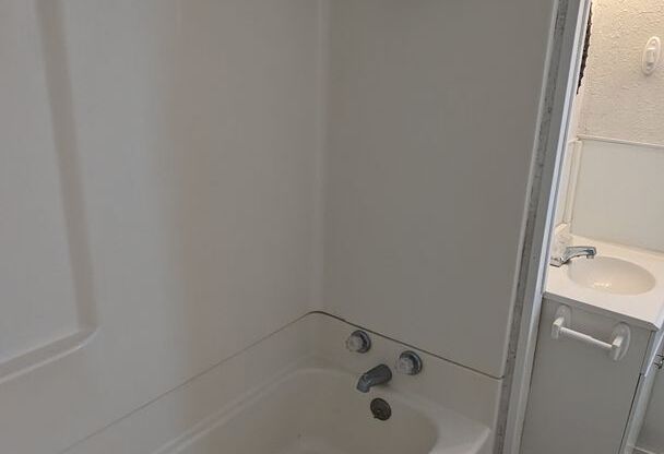 3 beds, 1 bath, 778 sqft, $1,195, Unit #6