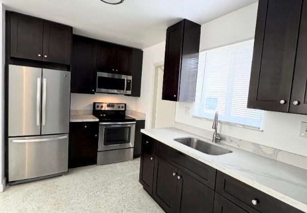 624 W 17 ST