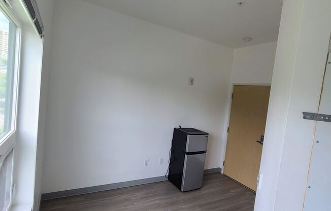 Studio, 1 bath, 130 sqft, $885, Unit 211