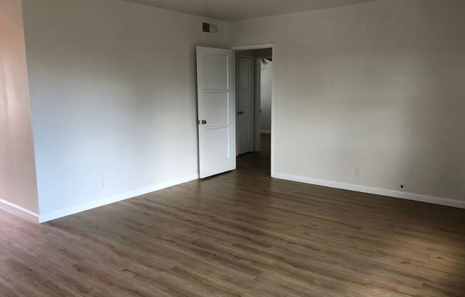 2 beds, 1 bath, $2,850, Unit 5337 El Jardin