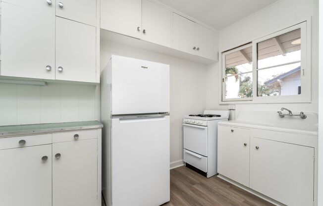 1 BED 1 BATH with 1 parking, MCCully area