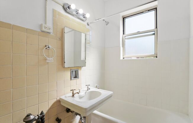 1 bed, 1 bath, 590 sqft, $1,650, Unit 207