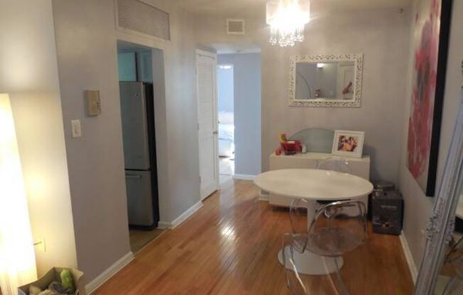 $1,995 / 2br - 750ft2 - Glover Park 2 Bedroom 1 Bath Central Air, Nice Kitchen + two car pkg! (2610 Tunlaw Road NW #1 Washington, DC)