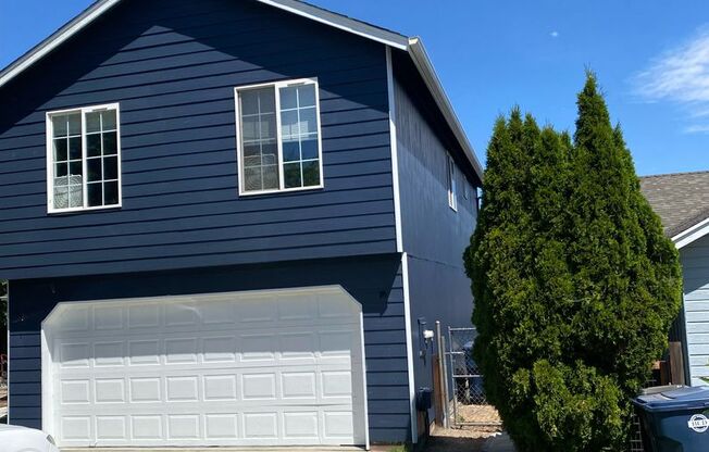 Redmond: $2699 Stunning 2 story Home with Open Floor Plan and Great Fenced Yard