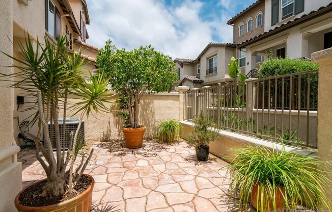 Beautifully maintained town home in the sought after community of Ravenna at 4S Ranch!