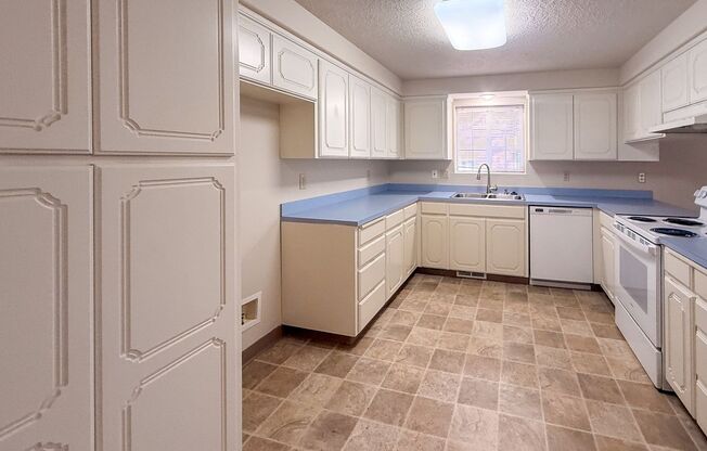 Large Home Overlooking Clark Creek Park ~ Lorian 3200