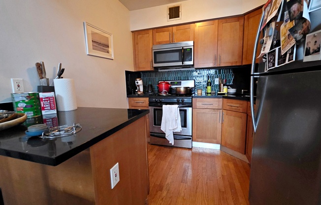 713 METROPOLITAN AVE