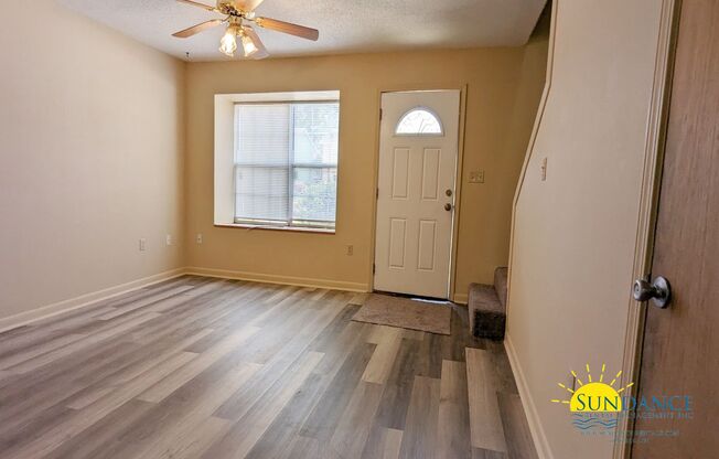 Adorable 2 Bedroom Townhouse located in Fort Walton Beach!