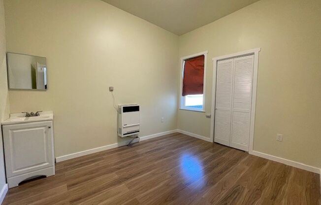 Comfortable room,has shared kitchenette, and bathroom
