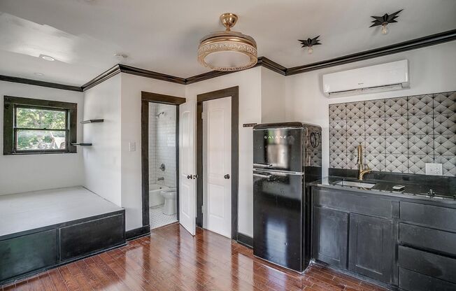 Efficiency Garage Apartment in the Historic Southside District- 76110