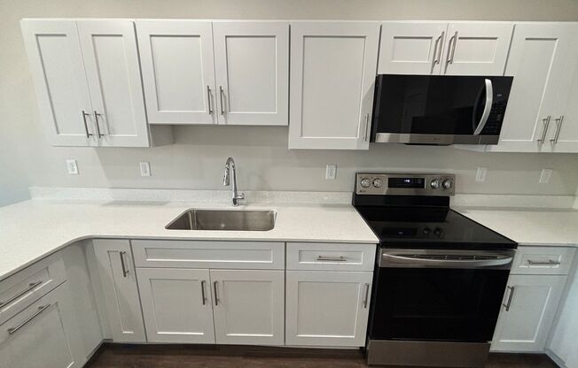 2 beds, 2 baths, 915 sqft, $1,495, Unit 204 - B957