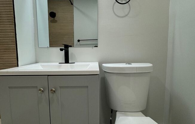 2 beds, 1 bath, 800 sqft, $1,695, Unit C - 32