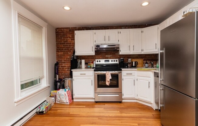 2 beds, 1 bath, 700 sqft, $3,300, Unit 4
