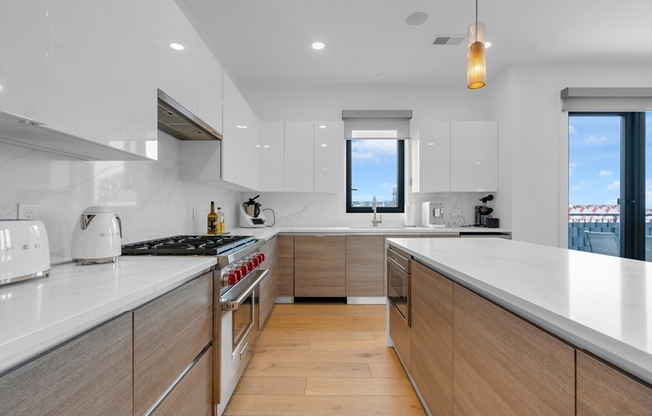 3 beds, 2 baths, 1,391 sqft, $5,500, Unit PH702