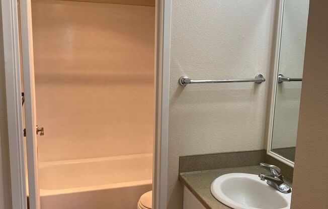 2 beds, 1 bath, 720 sqft, $1,825, Unit 322