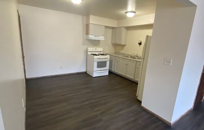 2 beds, 1 bath, 900 sqft, $999, Unit Custer-120