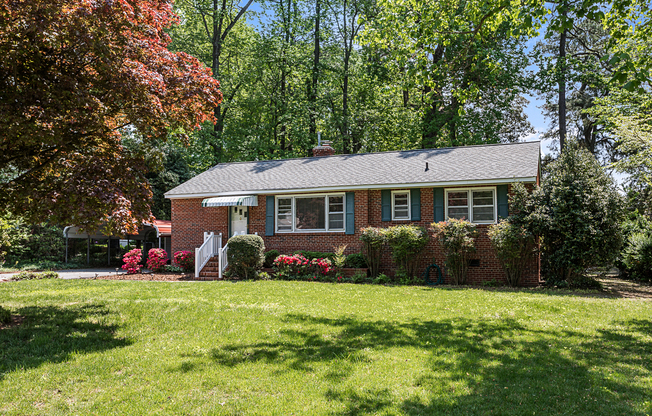 BEAUTIFUL HOME IN MECHANICSVILLE WITH HUGE LANDSCAPED BACKYARD!