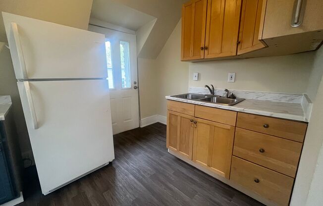 2 beds, 1 bath, 1,300 sqft, $1,470