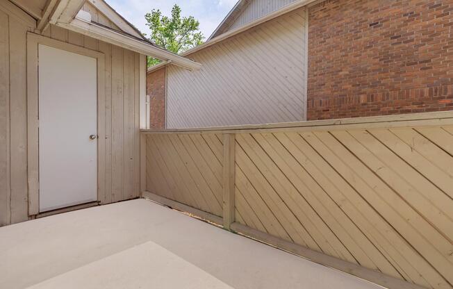 2 beds, 2 baths, 933 sqft, $925