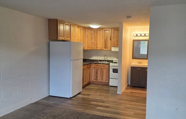 Studio, 1 bath, 375 sqft, $940, Unit 36
