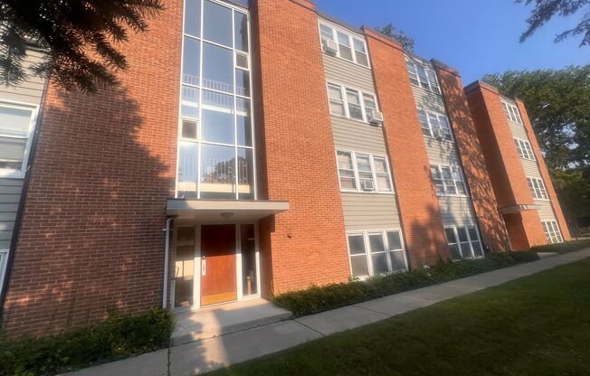 Spacious 1 bedroom, 1 bathroom in Evanston