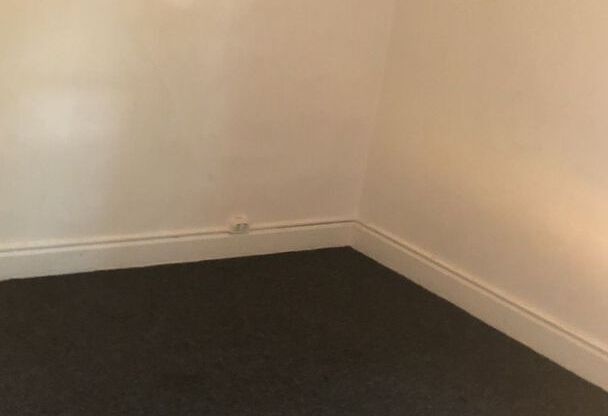 2 beds, 1 bath, $810, Unit G-2