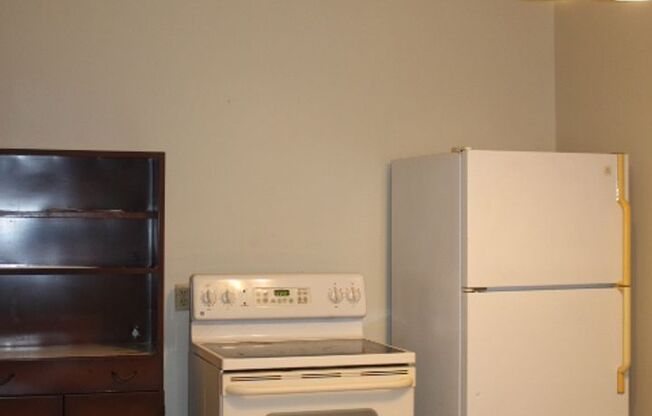 2 beds, 1 bath, $895, Unit Apt. E