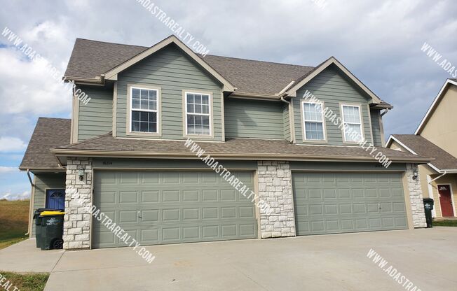 Beautiful and Spacious Basehor Townhome-Available NOW!!