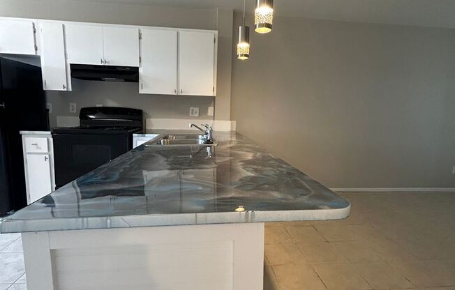 2/1 Apartment Conveniently Located on Andalusia Blvd in Cape Coral